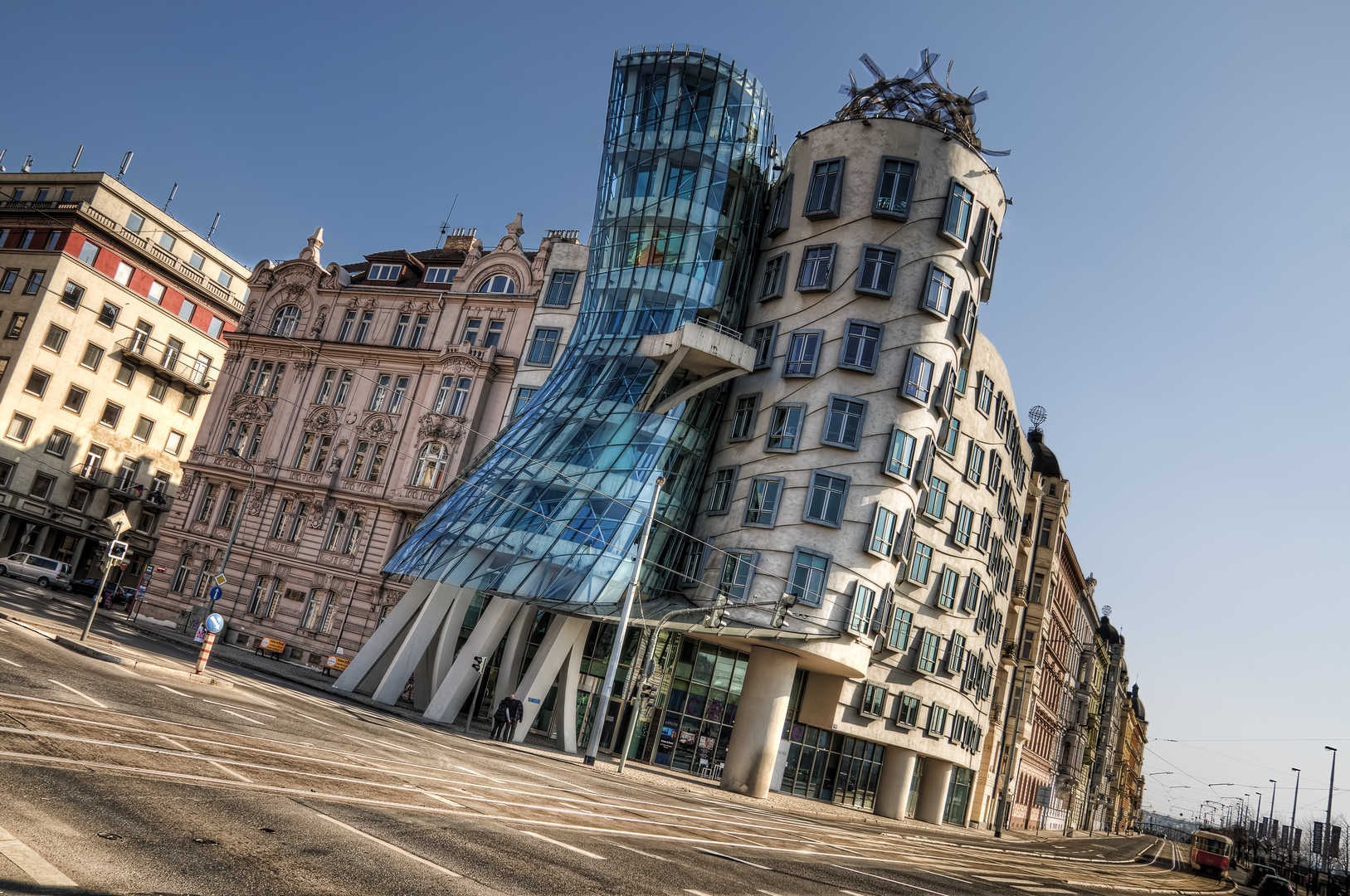 Dancing house. Джинджер и Фред дом в Праге. Танцующий дом Праге, чешская Республика. «Танцующий дом – Джинджер и Фред», Прага, арх. ф. Гэри. Танцующий дом в Праге (Tančící Dům).