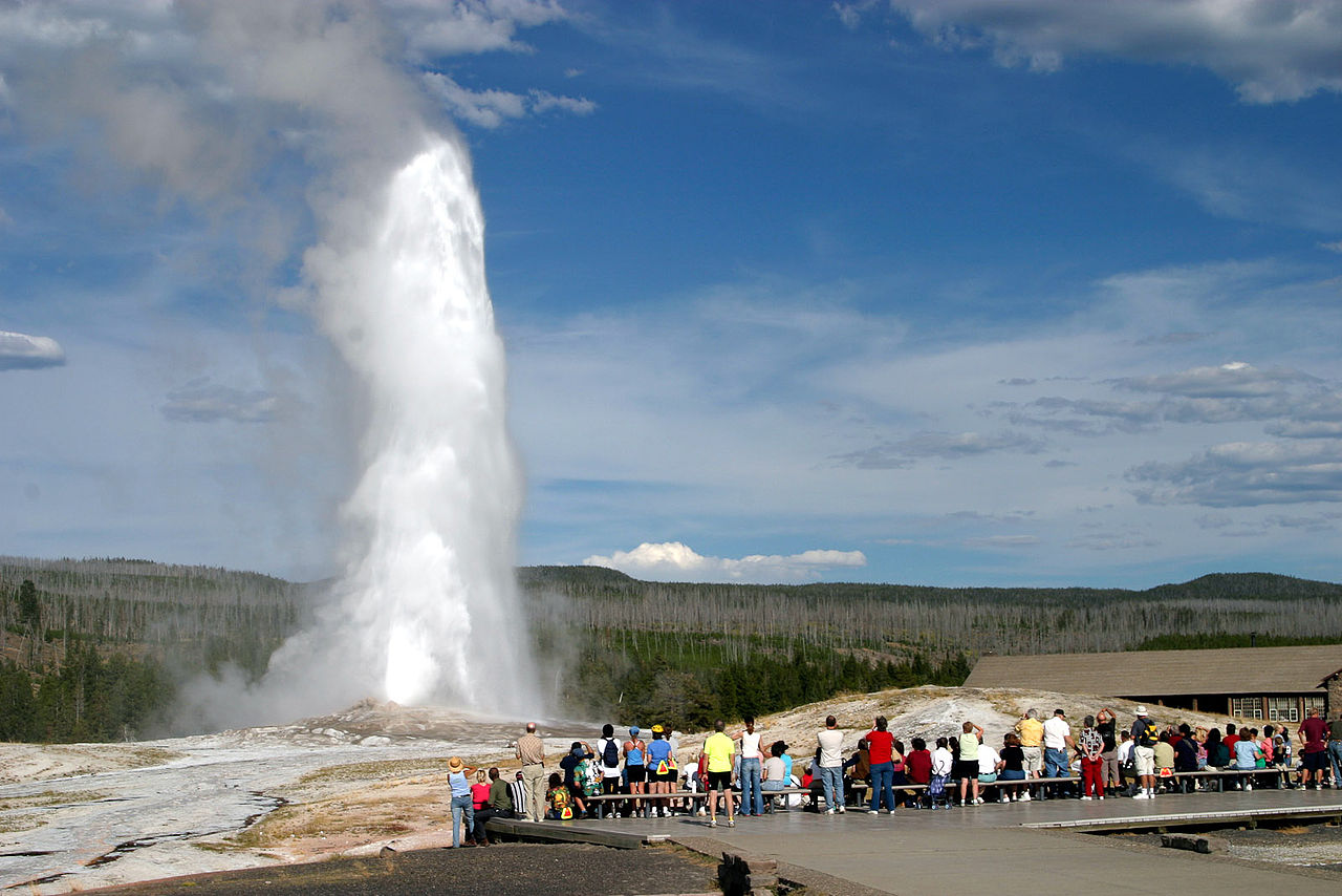 nejslavn-j-gejz-r-sv-ta-v-americk-m-yellowstone-chrl-v-mraziv-m