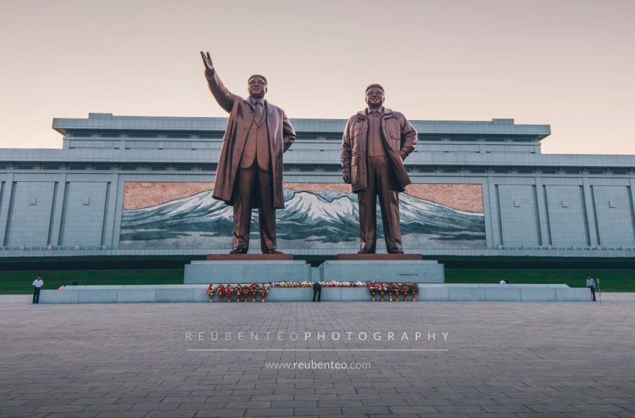Kim Ir-sen a Kim Čong-Il před letištěm v Pchjongjangu